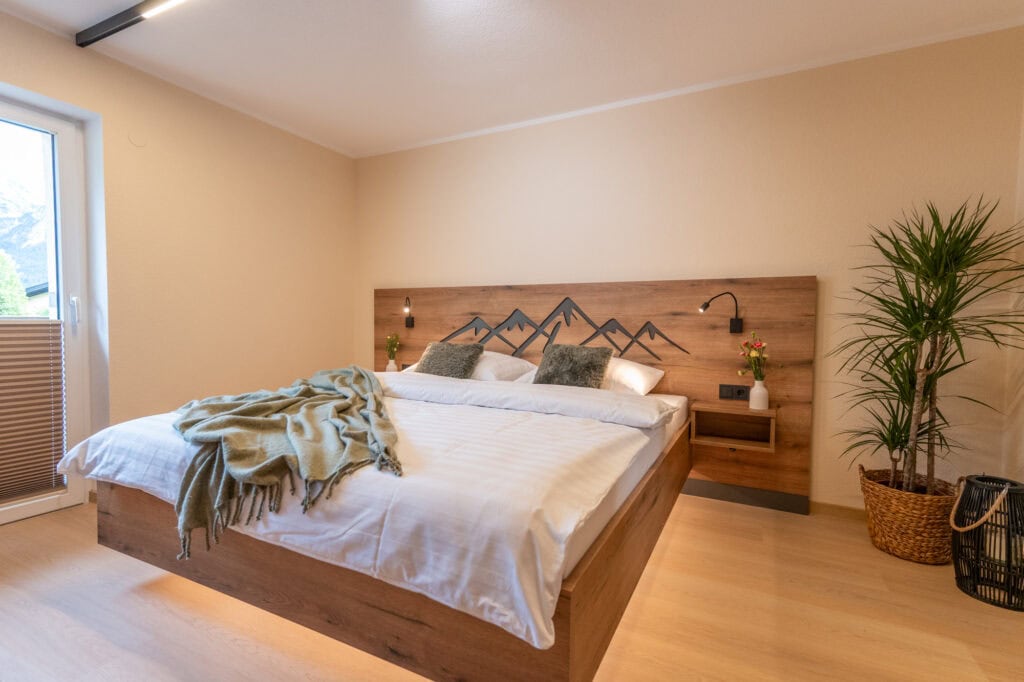 Gemütliches Bett in der Ferienwohnung in Ehrwald