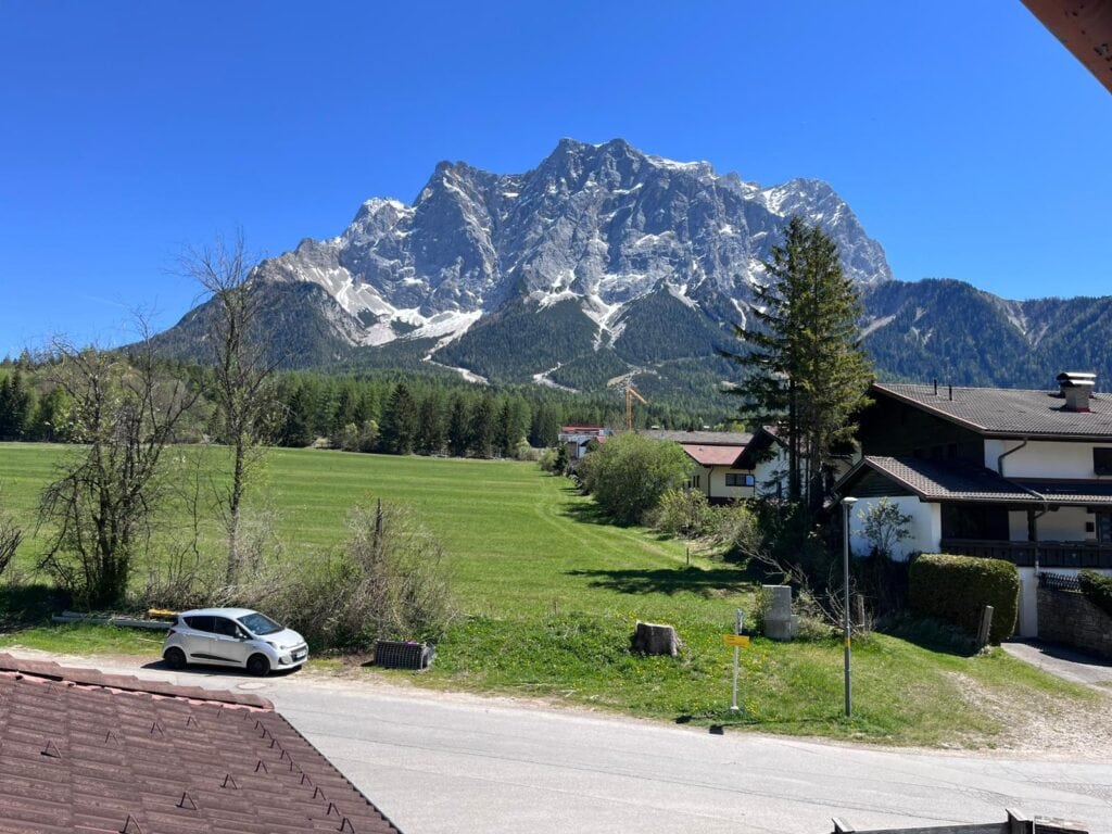 Ausblick Balkon und Wettersteingebirge und Zugspitze aus der Ferienwohnung Oachkätzle