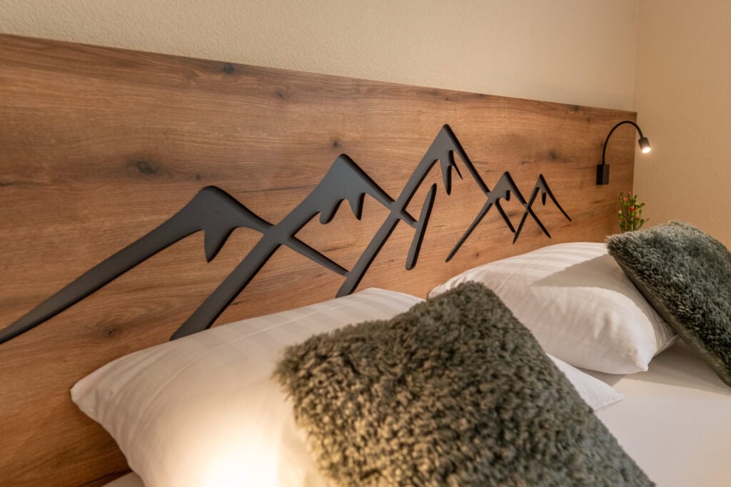 Gemütliches Schlafzimmer mit schwebendem Doppelbett in der Ferienwohnung in Ehrwald