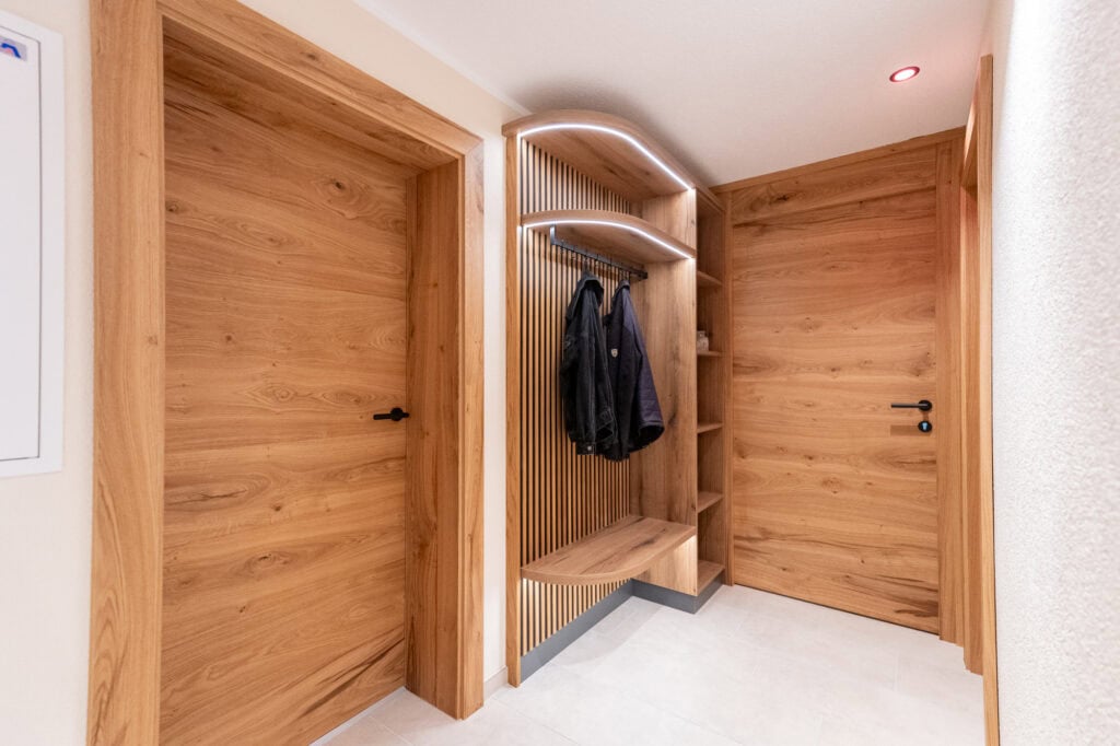 Beleuchtete Garderobe in der Ferienwohnung Oachkätzle in Ehrwald
