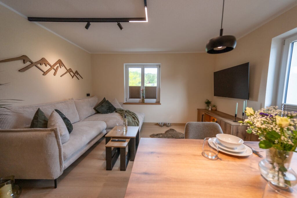 Gemütliches Wohnzimmer in der Ferienwohnung in Ehrwald