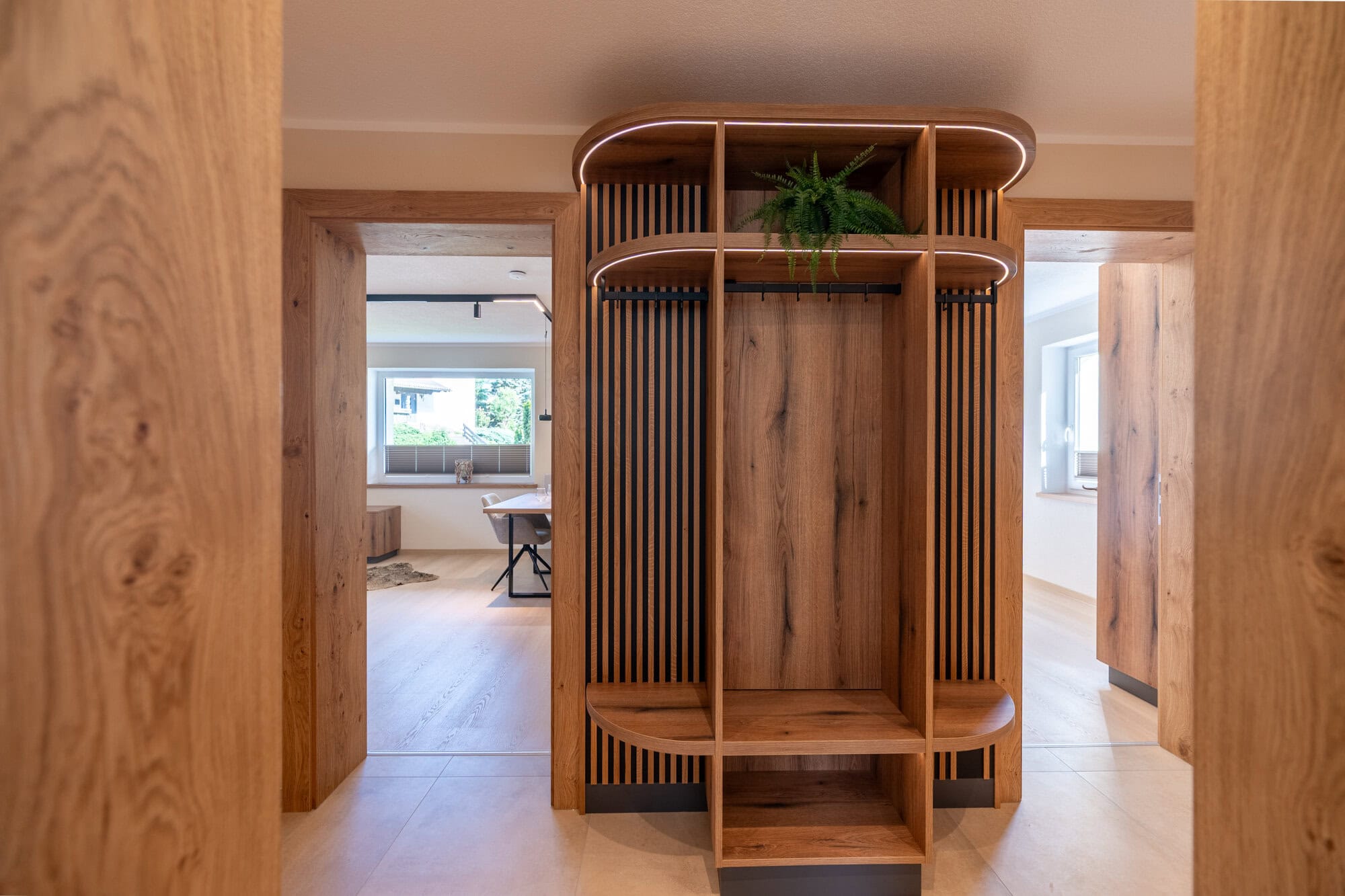 Garderobe aus Holz im Flur der Ferienwohnung Murmale.