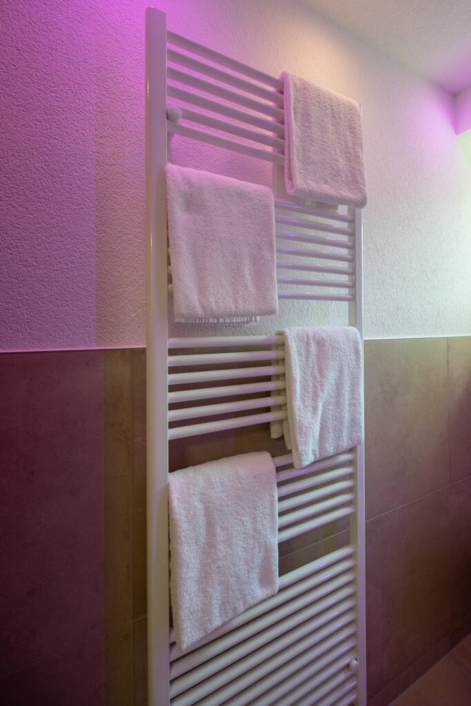 Handtuchhalter im Badezimmer der Ferienwohnung Murmale, mit Handtüchern