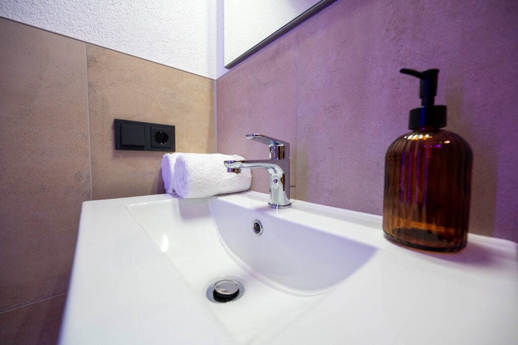 Waschbecken in der Ferienwohnung Murmale mit Handtüchern und Seifenspender